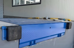 移動(dòng)式液壓叉車集裝箱裝車平臺介紹